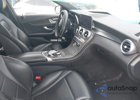 2019 Mercedes-Benz C 300 4Matic z USA, uszkodzony, nr VIN 55SWF8EB8KU313124